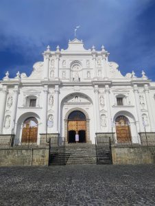 Iglesias en Antigua Guatemala: Guía Completa para Visitar Templos, Ruinas y Conventos